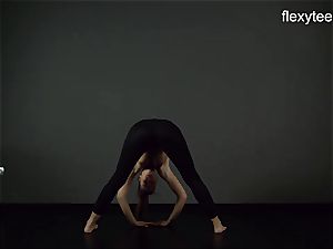 FlexyTeens - Zina demonstrates flexible bare bod
